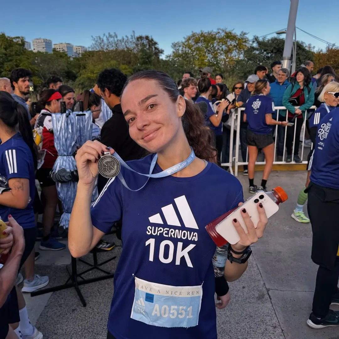 Camila Díaz Guzmán, psicóloga deportiva, con su medalla después de correr la Supernova 10K