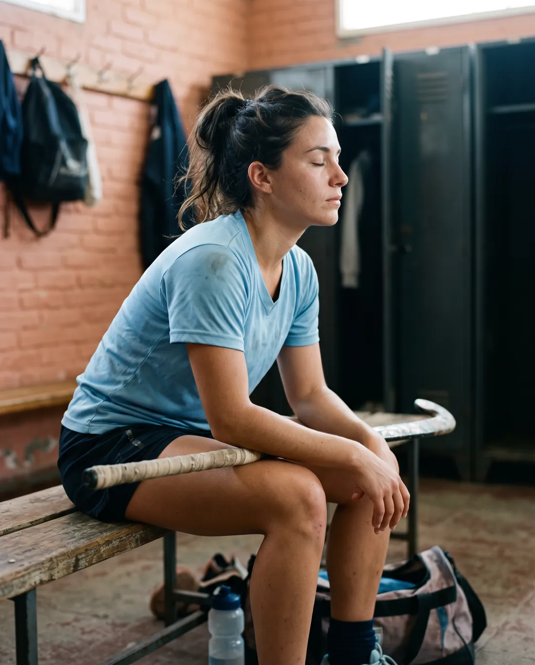 Jugadora de hockey concentrándose en el vestuario antes de un partido